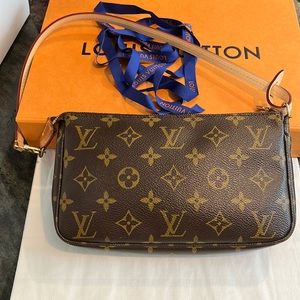 Louis Vuitton Pochette Accessories, great condition